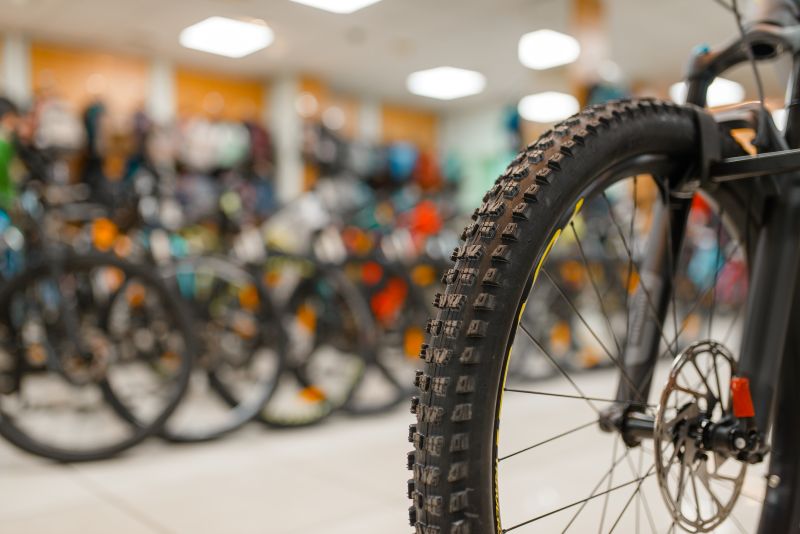 Detalhe do pneu de uma mountain bike em exposição dentro de uma loja de bicicletas.